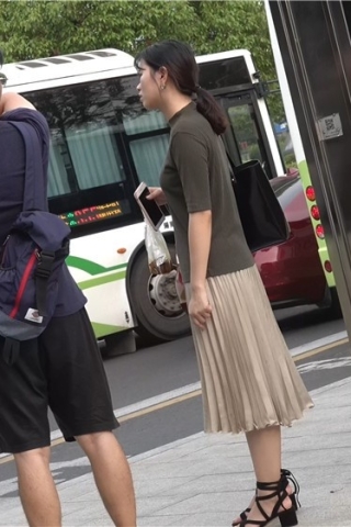 4K - 长裙，凉高，美足街拍美女在等公交 [1.88 GB/avi]（视频版）