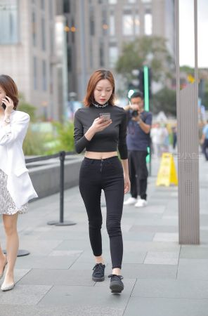 查看完整内容：街拍苗条的紧牛短发美眉 - 共16张图片