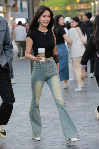 高挑牛仔裤美女