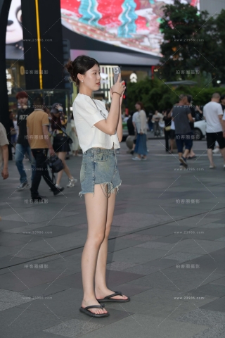 偶遇热裤人字拖美腿小姐姐