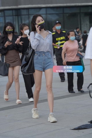 街拍运动鞋热牛美眉