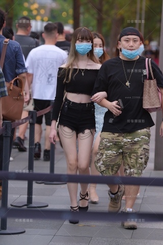 黄昏后的热裤美腿女友