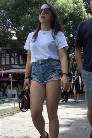 查看完整内容：4k-性感肉臀丰满破洞热裤美女月牙清晰 [2.09 GB]（视频版） - 共10张图片