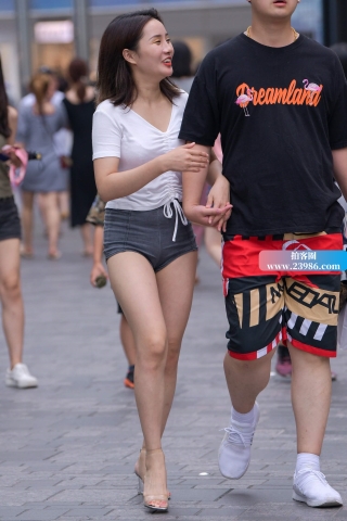 街拍超短热牛女友