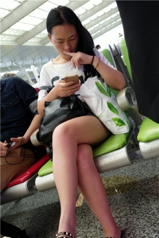 查看完整内容：4k-白T恤热裤凉拖街拍美女美腿（视频版） - 共6张图片