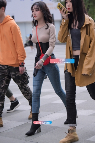 【街拍之魂赛帖】年龄小，身材好