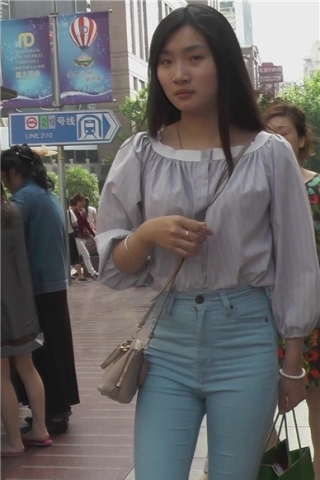 查看完整内容：文静小清新美眉，温柔甜美，谁不想要这样一个女友 [2.69 GB]（视频版） - 共8张图片