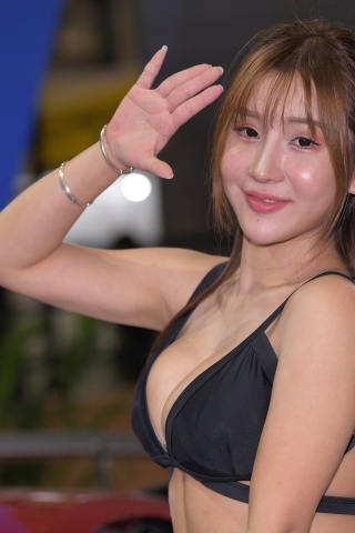 丰满的比基尼车模