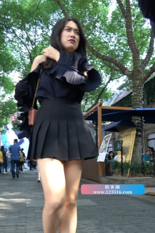 4K - 性感黑色小短裙街拍高跟美女 [1.69 GB/MP4]（视频版）