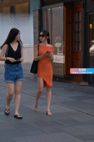街拍橙色包臀裹身裙性感美女