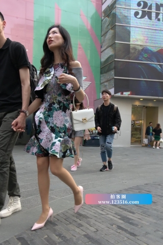 查看完整内容：4K - 性感高跟鞋街拍丝袜高跟鞋美女 [746 MB/MP4]（视频版） - 共12张图片