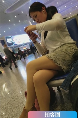 查看完整内容：4k-车站候车室偶遇丰满肉丝长腿少妇，无聊到带着耳机听...（视频版） - 共8张图片