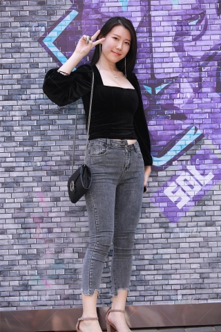 清秀牛仔裤美女