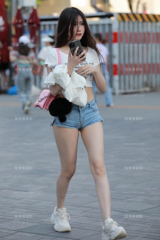【玻璃街拍】牛仔超短热裤美女（城市版）（完整版）