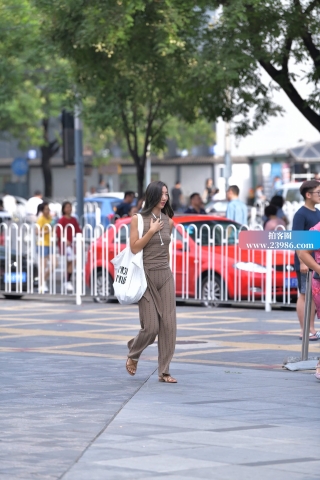 苗条的套装美女