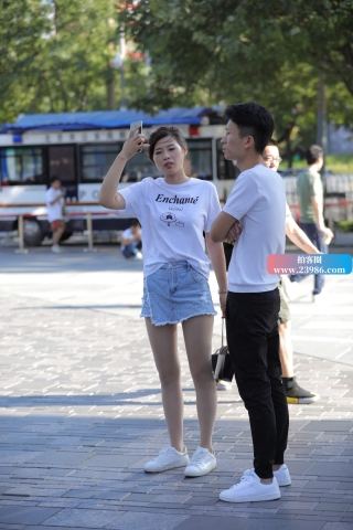 街拍白T恤美眉的丝袜在阳光下好闪