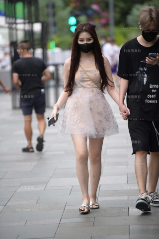 牵手连衣裙小妹