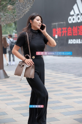 【街拍之魂赛帖】B37、你的胸挡住我的wifi了