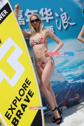 金发模特的曲线就是够S型