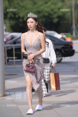 迎面而来的性感美女