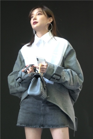 4K - 牛仔短裙时尚街拍美女 [1.73 GB/MP4]（视频版）