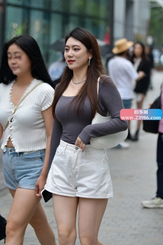 ★高挑洁白热裤美女