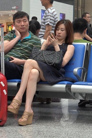 查看完整内容：4K - 街拍长腿MM的高分美足 [621 MB/MP4] （视频版） - 共8张图片