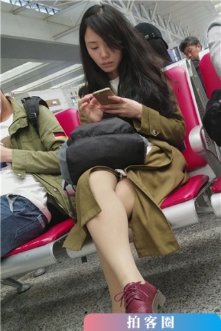 查看完整内容：4k-街拍红色小皮鞋肉丝袜美腿女孩专心玩手机（视频版） - 共6张图片