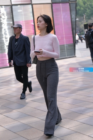 街拍灰色长裤美眉