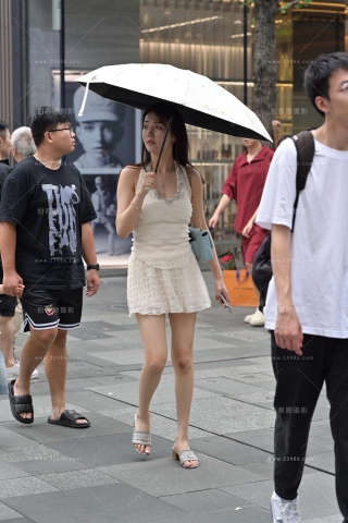 撑伞的连衣裙女孩儿