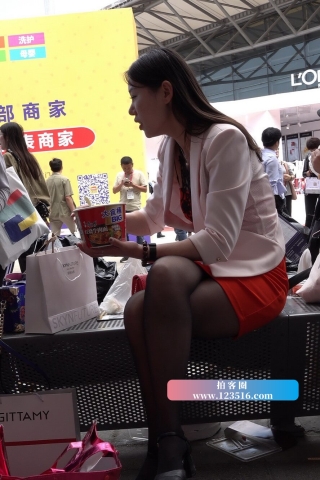 4K - 吃泡面的黑丝美女 [1.85 GB/MP4]（视频版）