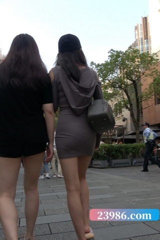 查看完整内容：4K - 灰色紧身包臀裙街拍美眉 [1.49 GB/MP4]（视频版） - 共10张图片