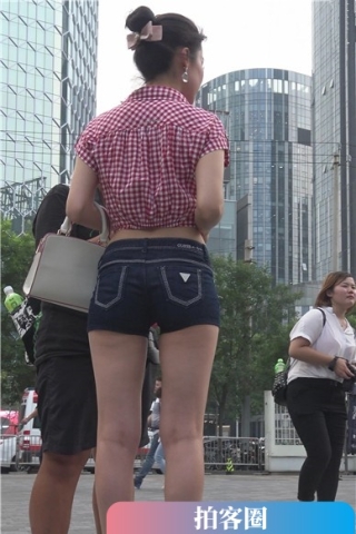 查看完整内容：4k-商场门口等人的甜美长腿热裤露脐格子衫美女 [3.58 GB]（视频版） - 共8张图片