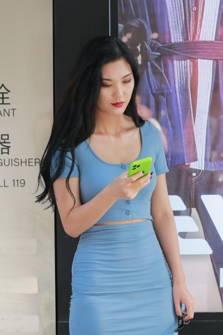 【玻璃街拍】蓝色包臀裙美眉