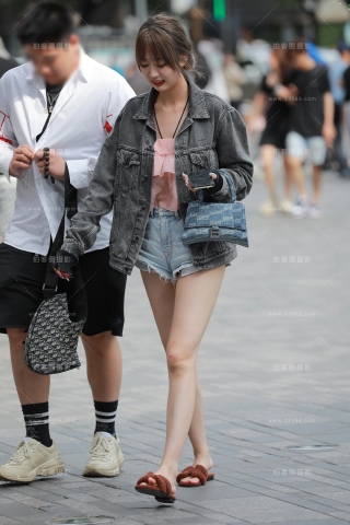 【玻璃街拍】超短牛仔热裤女友