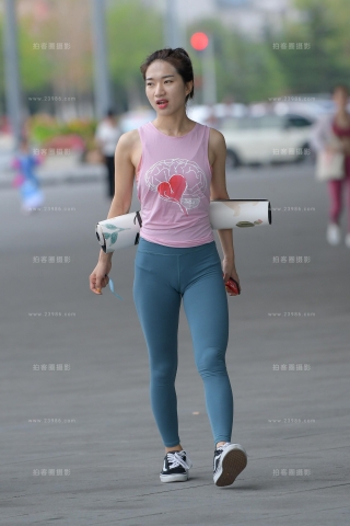 【街拍之魂赛帖】吃口香糖的紧身美女