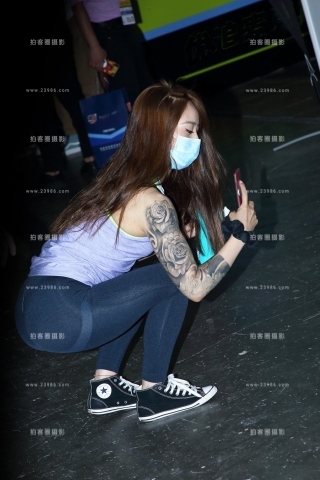 浅紫色上衣深色紧身裤