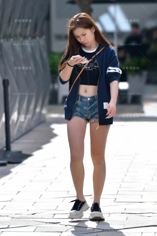 ★白皙超短热裤美女