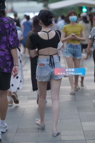 街拍热裤小蛮腰女友