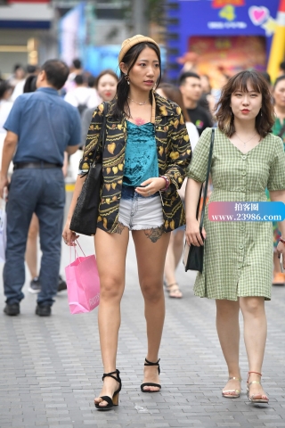 大长腿热裤街拍美女