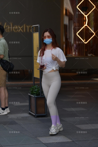 浅灰色瑜伽女孩