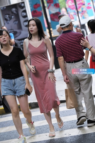 街拍粉色裙美女