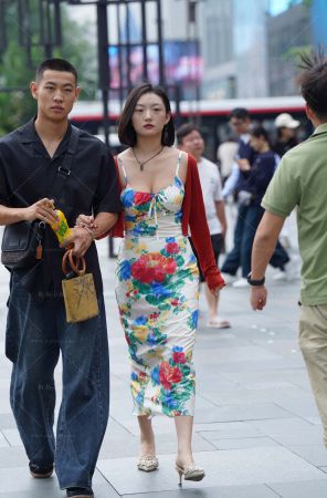 花花吊带裙美眉