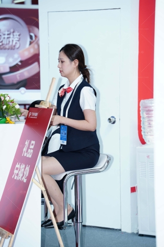 查看完整内容：2024年6月某金融行业展览会金融制服美女丝袜图集{中集} - 共27张图片