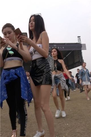 4K-性感抹胸包臀皮裙火辣身材高颜值街拍美女 [1.74 GB]（视频版）