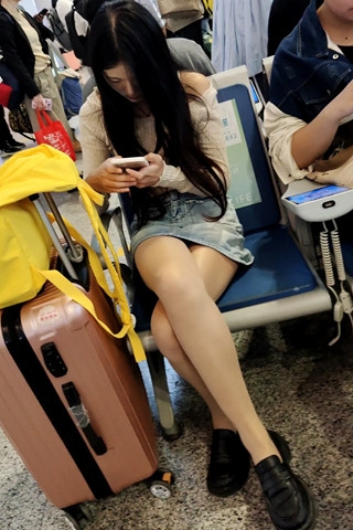 候车室的牛仔短裙小妹（视频版）