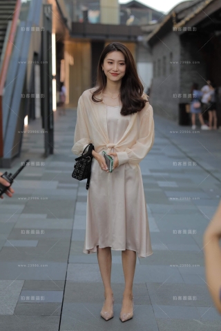 街拍长裙美女
