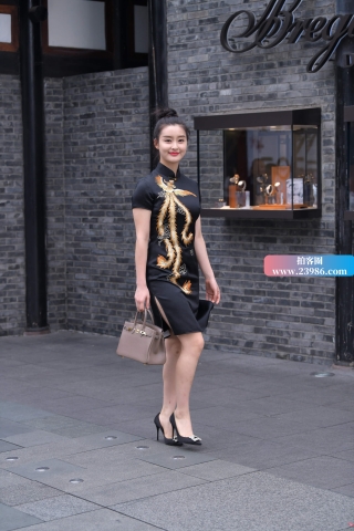 甜美的旗袍女孩