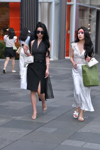 查看完整内容：逛街美女组合 - 共16张图片