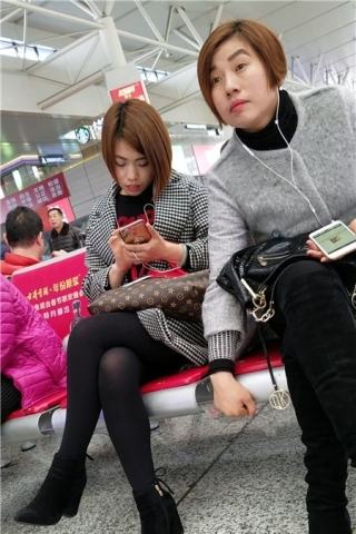 查看完整内容：4k-黑丝美腿短发、专注低头玩手机。（视频版） - 共8张图片